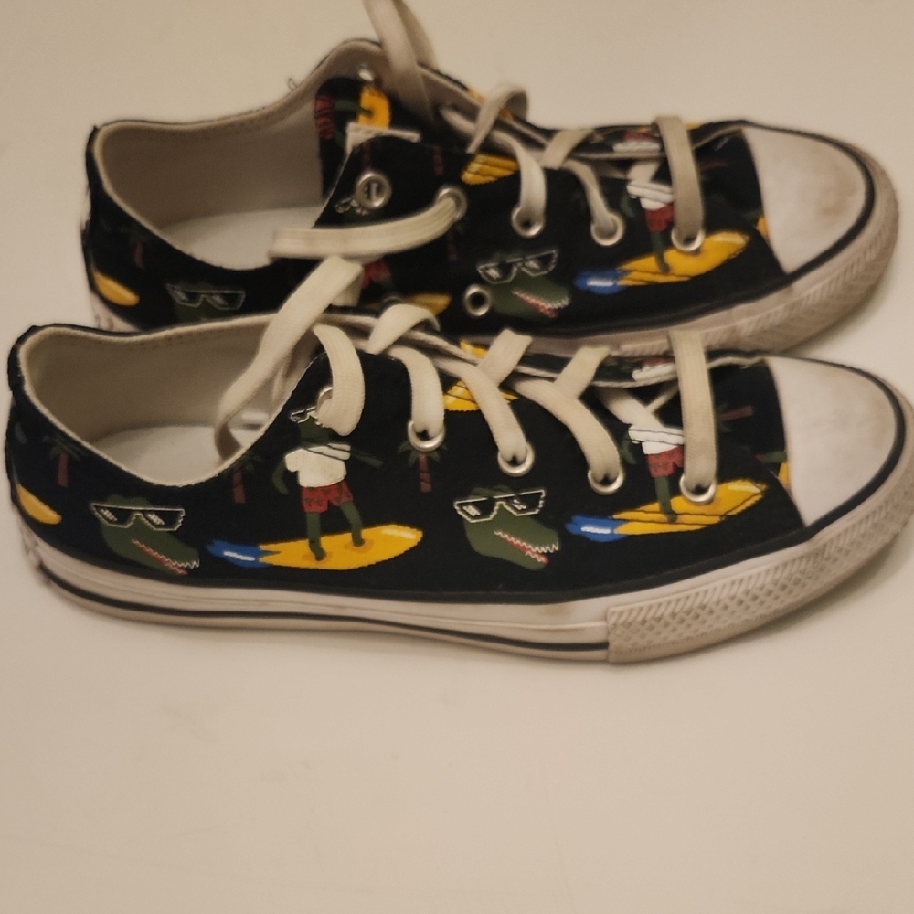 Converse Big Kids Sz 4 Black and White W/ Surfing Crocodiles - Picture 3 of 7